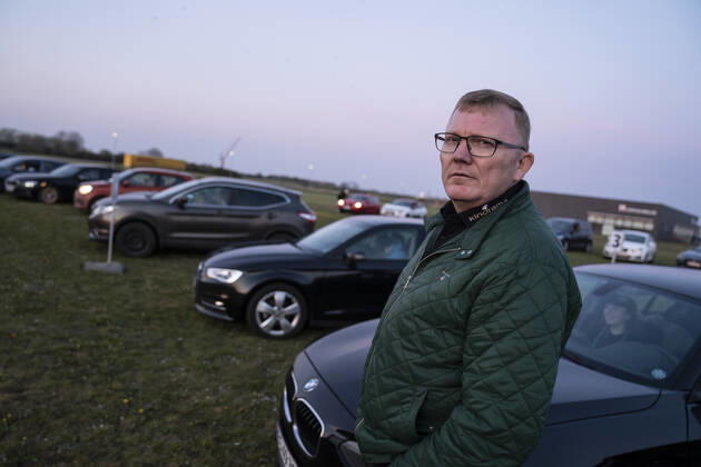 Mens biograferne er lukket er Drive In Bio kommet igang igen i det sydlige Danmark. Torsdag den 23 april startede man op i Roedekro. Der er to film hver aften torsdag, fredag og loerdag. Det er ejeren af Kinorama paa billedet Per Matthiesen i Aabenraa der er idemanden. Der er plads til 200 biler paa pladsen.. , Aabenraa Denmark Copyright: ClausxFisker ClausxFiskerx cop113 spdk20200423-214705-L