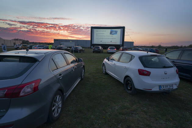 Mens biograferne er lukket er Drive In Bio kommet igang igen i det sydlige Danmark. Torsdag den 23 april startede man op i Roedekro. Der er to film hver aften torsdag, fredag og loerdag. Det er ejeren af Kinorama Per Matthiesen i Aabenraa der er idemanden. Der er plads til 200 biler paa pladsen.. , Aabenraa Denmark Copyright: ClausxFisker ClausxFiskerx cop113 spdk20200423-214713-L
