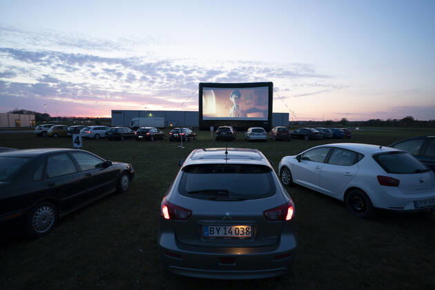 News Bilder des Tages Mens biograferne er lukket er Drive In Bio kommet igang igen i det sydlige Danmark. Torsdag den 23 april startede man op i Roedekro. Der er to film hver aften torsdag, fredag og loerdag. Det er ejeren af Kinorama Per Matthiesen i Aabenraa der er idemanden. Der er plads til 200 biler paa pladsen.. , Aabenraa Denmark Copyright: ClausxFisker ClausxFiskerx cop113 spdk20200423-214720-L