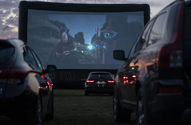 Mens biograferne er lukket er Drive In Bio kommet igang igen i det sydlige Danmark. Torsdag den 23 april startede man op i Roedekro. Der er to film hver aften torsdag, fredag og loerdag. Det er ejeren af Kinorama Per Matthiesen i Aabenraa der er idemanden. Der er plads til 200 biler paa pladsen.. , Aabenraa Denmark Copyright: ClausxFisker ClausxFiskerx cop113 spdk20200423-214733-L
