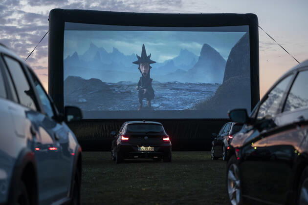 Mens biograferne er lukket er Drive In Bio kommet igang igen i det sydlige Danmark. Torsdag den 23 april startede man op i Roedekro. Der er to film hver aften torsdag, fredag og loerdag. Det er ejeren af Kinorama Per Matthiesen i Aabenraa der er idemanden. Der er plads til 200 biler paa pladsen.. , Aabenraa Denmark Copyright: ClausxFisker ClausxFiskerx cop113 spdk20200423-214738-L