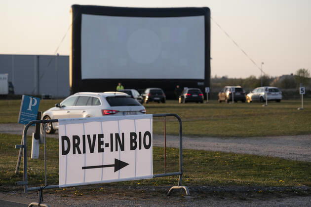 Mens biograferne er lukket er Drive In Bio kommet igang igen i det sydlige Danmark. Torsdag den 23 april startede man op i Roedekro. Der er to film hver aften torsdag, fredag og loerdag. Det er ejeren af Kinorama Per Matthiesen i Aabenraa der er idemanden. Der er plads til 200 biler paa pladsen.. , Aabenraa Denmark Copyright: ClausxFisker ClausxFiskerx cop113 spdk20200423-214742-L