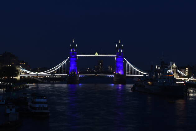 . 23 04 2020. London, United Kingdom. Coronavirus crisis. People gather at London Bridge to thank the NHS clapping and cheering as the coronavirus lockdown continues.  xGustavoxValientex xi-Imagesx IIM-21052-0034