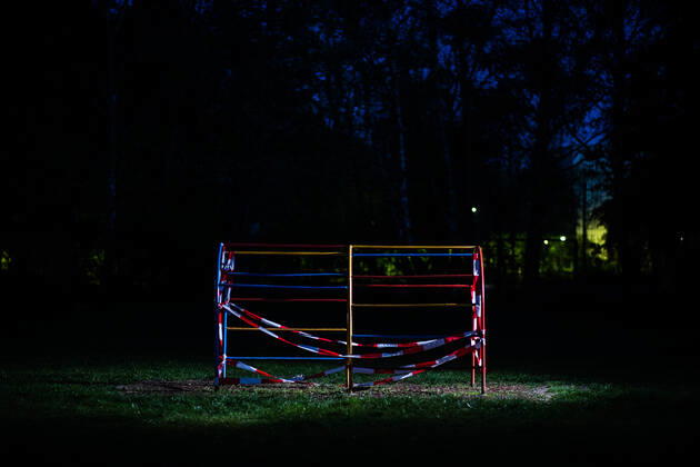 Ein abgesperrtes Klettergerüst in einem Wohngebiet am 23. April 2020 im Bezirk Spandau in Berlin. abgesperrtes Klettergerüst