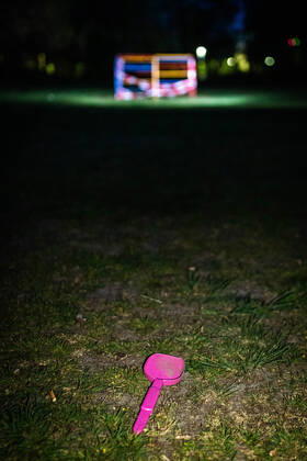 Eine Spielzeug schaufel. Im Hintergrund ein abgesperrtes Klettergerüst in einem Wohngebiet am 23. April 2020 im Bezirk Spandau in Berlin. abgesperrtes Klettergerüst