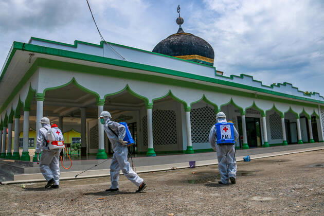 News Bilder des Tages April 23, 2020, Aceh Utara, Aceh, Indonesia: Volunteers from the Indonesian Red Cross (PMI) disinfect the Baiturrahman Mosque as a preventive measure against the spread of coronavirus ahead of the holy month of Ramadan in North Aceh Regency. Aceh Utara Indonesia - ZUMAs197 20200423_zaa_s197_136 Copyright: xMaskurxHasx