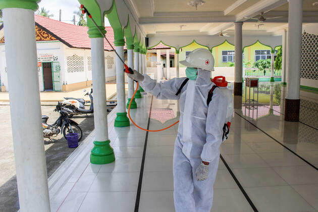 April 23, 2020, Aceh Utara, Aceh, Indonesia: A volunteer from the Indonesian Red Cross (PMI) disinfects the Baiturrahman Mosque as a preventive measure against the spread of coronavirus ahead of the holy month of Ramadan in North Aceh Regency. Aceh Utara Indonesia - ZUMAs197 20200423_zaa_s197_138 Copyright: xMaskurxHasx