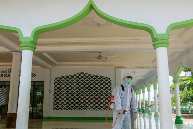 April 23, 2020, Aceh Utara, Aceh, Indonesia: A volunteer from the Indonesian Red Cross (PMI) disinfects the Baiturrahman Mosque as a preventive measure against the spread of coronavirus ahead of the holy month of Ramadan in North Aceh Regency. Aceh Utara Indonesia - ZUMAs197 20200423_zaa_s197_134 Copyright: xMaskurxHasx
