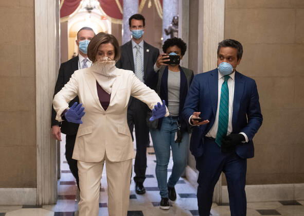 Coronavirus in den USA, Repräsentantenhaus verabschiedet weiteres Konjunkturpaket Speaker of the House Nancy Pelosi, D-Calif, encourages members of the media to practice social distancing as she wears a scarf as a mask to protect against COVID-19 as she walks to her office at the U.S. Capitol in Washington, D.C. on Thursday, April 23, 2020. The House is expected to vote and pass a $500 billion Coronavirus relief bill that includes additional money for the small-business loan program, as well as for hospitals and testing.  WAP20200423341 KEVINxDIETSCH