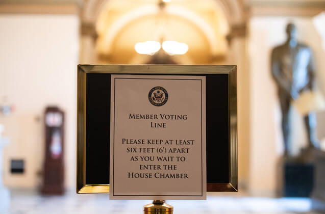 Coronavirus in den USA, Repräsentantenhaus verabschiedet weiteres Konjunkturpaket A sign instructs members of Congress how to maintain social distancing while voting during the Coronavirus COVID-19 pandemic on Thursday, April 23, 2020. The House is expected to vote and pass a $500 billion Coronavirus relief bill that includes additional money for the small-business loan program, as well as for hospitals and testing.  WAP20200423322 KEVINxDIETSCH