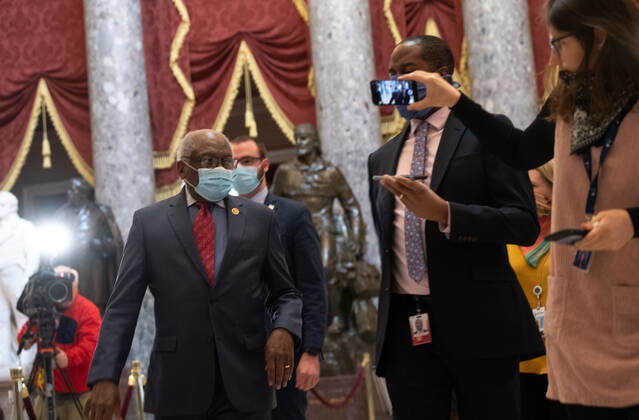 Coronavirus in den USA, Repräsentantenhaus verabschiedet weiteres Konjunkturpaket House Majority Whip James Clyburn, D-SC, talks to reporters as he walks to his office at the U.S. Capitol on Thursday, April 23, 2020. The House is expected to vote and pass a $500 billion Coronavirus relief bill that includes additional money for the small-business loan program, as well as for hospitals and testing.  WAP20200423330 KEVINxDIETSCH