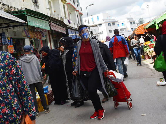 Coronavirus in Tunesien, Eindrücke aus Tunis April 23, 2020, Tunis, Tunisia: A Tunisian woman wearing a plastic protective mask while doing preparation shopping a day before Ramadan..Muslims around the world will begin the holy month of Ramadan. Group gatherings and prayers will not be allowed in mosques as part of a government lockdown and containment measures to stop the spread of the coronavirus Tunis Tunisia - ZUMAs197 20200423_zab_s197_003 Copyright: xJdidixWassimx