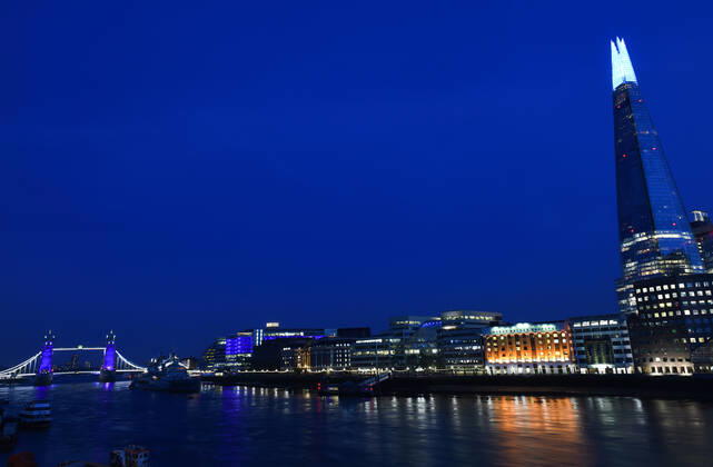 . 23 04 2020. London, United Kingdom. Coronavirus crisis. The Tower of London, the Shard and an offices building festooned in blue lights, the NHS symbol, after the clapping for the carers.  xGustavoxValientex xi-Imagesx IIM-21052-0036