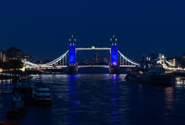 . 23 04 2020. London, United Kingdom. Coronavirus crisis. The Tower Bridge is seen festooned in blue lights, the NHS symbol, after the clapping for the carers.  xGustavoxValientex xi-Imagesx IIM-21052-0037
