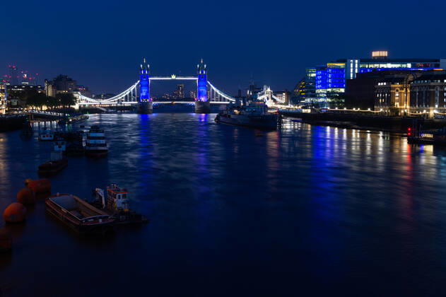 News Bilder des Tages . 23 04 2020. London, United Kingdom. Coronavirus crisis. The Tower Bridge is seen festooned in blue lights, the NHS symbol, after the clapping for the carers.  xGustavoxValientex xi-Imagesx IIM-21052-0038