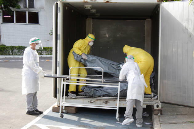 Coronavirus in Brasilien, Eindrücke aus Manaus MANAUS, AM - 23.04.2020: HANDLING AT HPS 28 DE AGOSTO IN MANAUS - Movement in the HPS 28 de Agosto in the morning of this Thursday (23), central-south zone of the city of Manaus. In the photo, the body is placed inside a refrigerated container. x1906742x  SandroxPereira