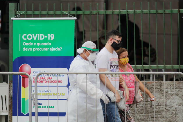 Coronavirus in Brasilien, Eindrücke aus Manaus MANAUS, AM - 23.04.2020: HANDLING AT HPS 28 DE AGOSTO IN MANAUS - Movement in the HPS 28 de Agosto in the morning of this Thursday (23), central-south zone of the city of Manaus. In the photo Screening in front of the Hospital. x1906743x  SandroxPereira