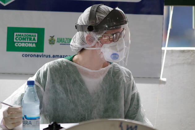 Coronavirus in Brasilien, Eindrücke aus Manaus MANAUS, AM - 23.04.2020: HANDLING AT HPS 28 DE AGOSTO IN MANAUS - Movement in the HPS 28 de Agosto in the morning of this Thursday (23), central-south zone of the city of Manaus. In the photo Screening in front of the Hospital. x1906745x  SandroxPereira
