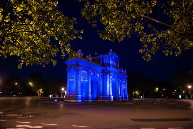 April 23, 2020, Madrid, MADRID, SPAIN: Puerta de Alcala of Madrid with blue lights as tribute to the health workers during the Covid-19 pandemic on April 23, 2020 in Madrid, Spain Madrid SPAIN - ZUMAa181 20200423_zaa_a181_100 Copyright: xJoaquinxCorcherox