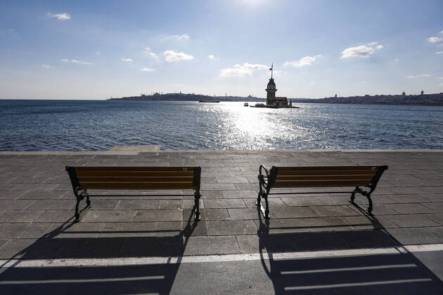 Coronavirus in der Türkei, Eindrücke aus Istanbul April 23, 2020, Istanbul, Turkey: Maiden s Tower and benches at the sidewalk stand empty during the first date of four-day curfew as part of efforts to stem the spread of the coronavirus Istanbul Turkey - ZUMAz112 20200423_zip_z112_020 Copyright: xJasonxDeanx