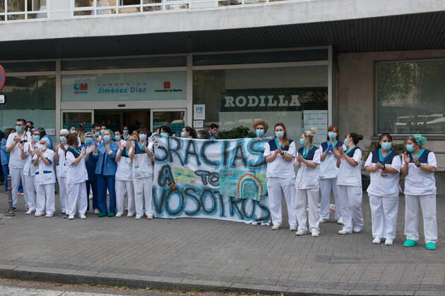 April 23, 2020, Madrid, MADRID, SPAIN: Several health workers show a Thank You banner during the tribute to the health workers at the Hospital Fundacion Jimenez Diaz during the Covid-19 pandemic on April 23, 2020 in Madrid, Spain Madrid SPAIN - ZUMAa181 20200423_zaa_a181_076 Copyright: xJoaquinxCorcherox