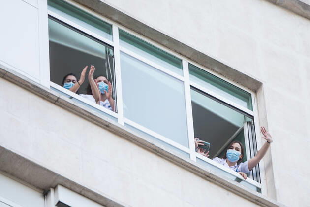 April 23, 2020, Madrid, MADRID, SPAIN: Several health workers applaud during the tribute to the health workers at the Hospital Fundacion Jimenez Diaz during the Covid-19 pandemic on April 23, 2020 in Madrid, Spain Madrid SPAIN - ZUMAa181 20200423_zaa_a181_067 Copyright: xJoaquinxCorcherox