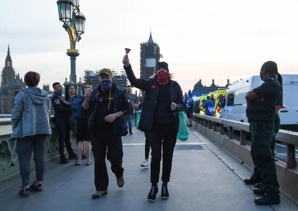 Coronavirus in Großbritannien, Eindrücke aus London . 23 04 2020. London, United Kingdom. Coronavirus crisis. Paramedics seen at Westminster Bridge during the Thursday s clap for our carers , as the coronavirus lockdown continues. xGustavoxValientex xi-Imagesx IIM-21052-0047