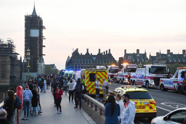 Coronavirus in Großbritannien, Eindrücke aus London . 23 04 2020. London, United Kingdom. Coronavirus crisis. Paramedics seen at Westminster Bridge during the Thursday s clap for our carers , as the coronavirus lockdown continues. xGustavoxValientex xi-Imagesx IIM-21052-0053
