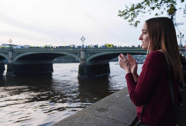 Coronavirus in Großbritannien, Eindrücke aus London . 23 04 2020. London, United Kingdom. Coronavirus crisis. A woman is seen clapping next to Westminster Bridge during the Thursday s clap for our carers , as the coronavirus lockdown continues. xGustavoxValientex xi-Imagesx IIM-21052-0054