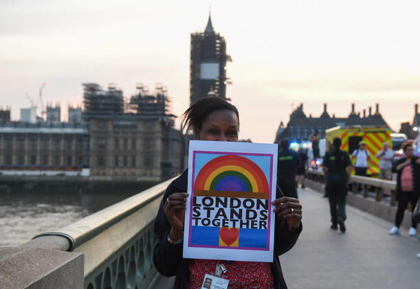 Coronavirus in Großbritannien, Eindrücke aus London . 23 04 2020. London, United Kingdom. Coronavirus crisis. A woman is seen at Westminster Bridge joining the Thursday s clap for our carers , as the coronavirus lockdown continues. xGustavoxValientex xi-Imagesx IIM-21052-0056