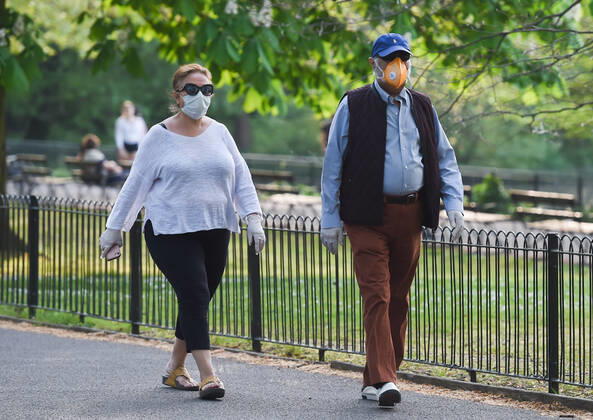 Coronavirus in Großbritannien, Eindrücke aus London . 23 04 2020. London, United Kingdom. Coronavirus crisis. A man and a woman wearing protective masks are seen enjoying the sunshine at Battersea Park this afternoon, as the coronavirus lockdown continues. xGustavoxValientex xi-Imagesx IIM-21052-0060