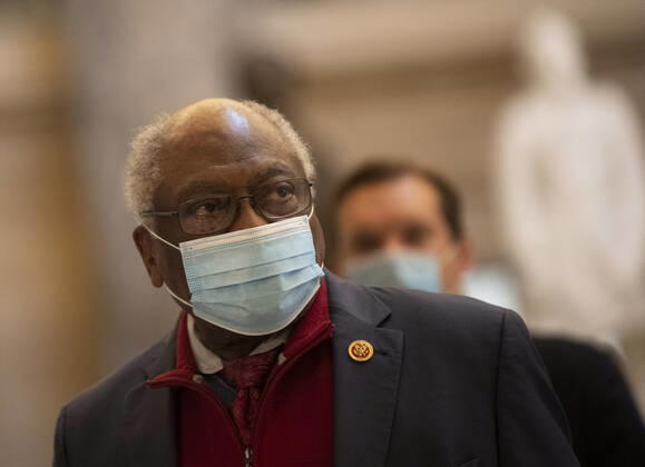 Coronavirus in den USA, Repräsentantenhaus verabschiedet weiteres Konjunkturpaket House Majority Whip James Clyburn, D-SC, wearing a mask to protect against COVID-19 walks to the House Chambers to cast his vote on a relief bill, at the U.S. Capitol on Thursday, April 23, 2020. The House is expected to vote and pass a $500 billion Coronavirus relief bill that includes additional money for the small-business loan program, as well as for hospitals and testing.  WAP20200423345 KEVINxDIETSCH
