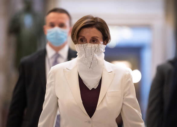 Coronavirus in den USA, Repräsentantenhaus verabschiedet weiteres Konjunkturpaket Speaker of the House Nancy Pelosi, D-Calif., wearing a mask to protect against COVID-19 walks to the House Chambers to preside over a Coronavirus relief bill vote, at the U.S. Capitol on Thursday, April 23, 2020. The House is expected to vote and pass a $500 billion Coronavirus relief bill that includes additional money for the small-business loan program, as well as for hospitals and testing.  WAP20200423349 KEVINxDIETSCH