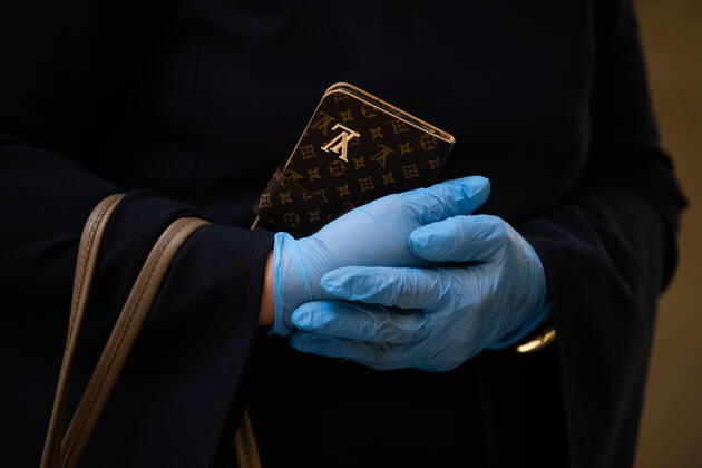 Coronavirus in den USA, Repräsentantenhaus verabschiedet weiteres Konjunkturpaket Rep. Anna Sshoo, D-CT, wears a gloves while hiding her purse as she talks to member of the media at the U.S. Capitol in Washington, D.C. on Thursday, April 23, 2020. The House is expected to vote and pass a $500 billion Coronavirus relief bill that includes additional money for the small-business loan program, as well as for hospitals and testing.  WAP20200423352 KEVINxDIETSCH