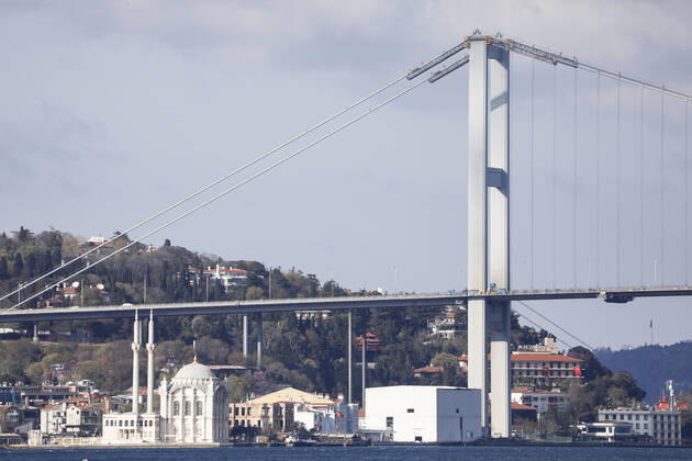 Coronavirus in der Türkei, Eindrücke aus Istanbul April 23, 2020, Istanbul, Turkey: 15 July Martyrs Bridge and view of the Bosphorus stand empty during the first date of four-day curfew as part of efforts to stem the spread of the coronavirus Istanbul Turkey - ZUMAz112 20200423_zip_z112_003 Copyright: xJasonxDeanx