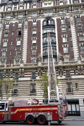 Coronavirus in den USA, Eindrücke aus New York April 23, 2020, New York, New York, USA: Scenes in New York City during Covid:.Fire on Broadway and 71st Steet, NYC.April 23, 2020.Photos by Sonia Moskowitz. New York USA - ZUMAm334 20200423_zep_m334_010 Copyright: xSoniaxMoskowitzxGordonx