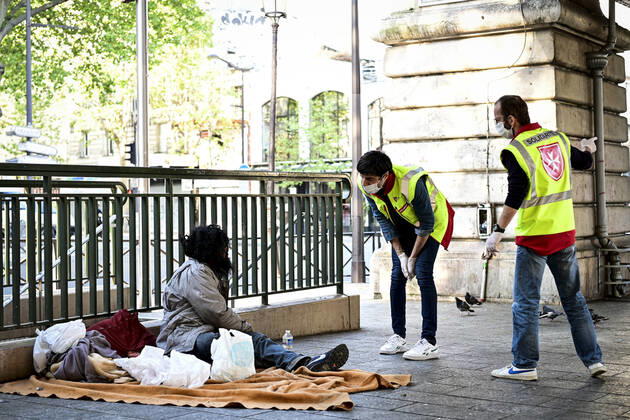 Coronavirus in Frankreich, Malteser verteilen Essen an Bedürftige in Paris Maraude des Benevoles de l Ordre de Malte apres des Sans Domiciles Fixes de Paris afin de leur distribuer un repas et des produits du quotidien NEWS : COVID19 - Paris - 23 04 2020 JBAutissier Panoramic 