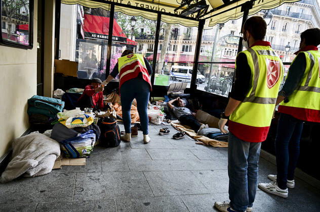 Coronavirus in Frankreich, Malteser verteilen Essen an Bedürftige in Paris Maraude des Benevoles de l Ordre de Malte apres des Sans Domiciles Fixes de Paris afin de leur distribuer un repas et des produits du quotidien NEWS : COVID19 - Paris - 23 04 2020 JBAutissier Panoramic 