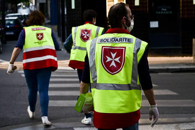 Coronavirus in Frankreich, Malteser verteilen Essen an Bedürftige in Paris Maraude des Benevoles de l Ordre de Malte apres des Sans Domiciles Fixes de Paris afin de leur distribuer un repas et des produits du quotidien NEWS : COVID19 - Paris - 23 04 2020 JBAutissier Panoramic 