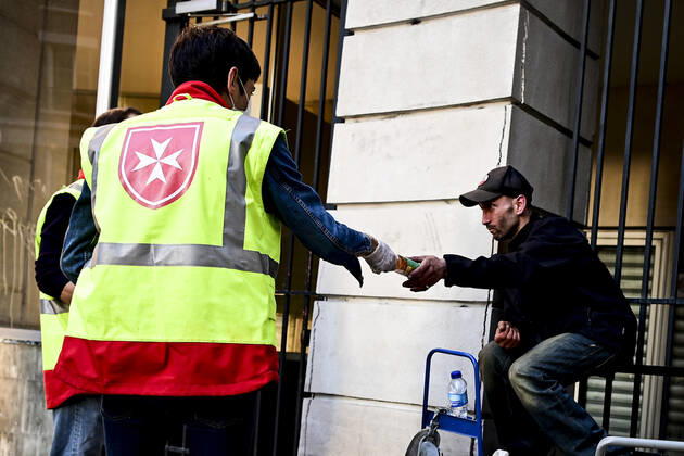Coronavirus in Frankreich, Malteser verteilen Essen an Bedürftige in Paris Maraude des Benevoles de l Ordre de Malte apres des Sans Domiciles Fixes de Paris afin de leur distribuer un repas et des produits du quotidien NEWS : COVID19 - Paris - 23 04 2020 JBAutissier Panoramic 