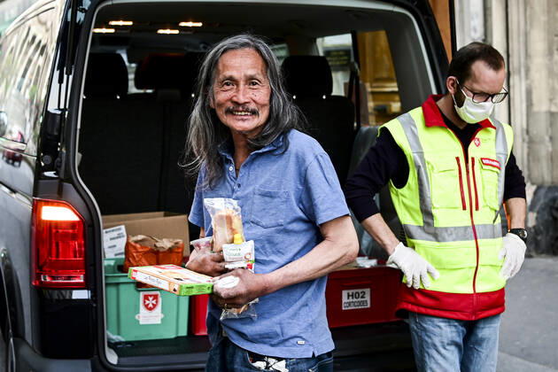 Coronavirus in Frankreich, Malteser verteilen Essen an Bedürftige in Paris Maraude des Benevoles de l Ordre de Malte apres des Sans Domiciles Fixes de Paris afin de leur distribuer un repas et des produits du quotidien NEWS : COVID19 - Paris - 23 04 2020 JBAutissier Panoramic 