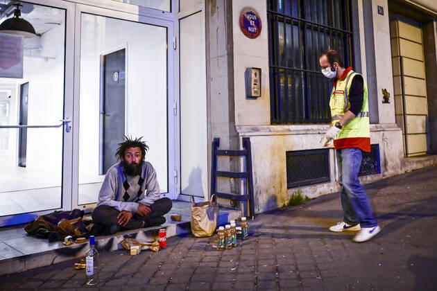 Coronavirus in Frankreich, Malteser verteilen Essen an Bedürftige in Paris Maraude des Benevoles de l Ordre de Malte apres des Sans Domiciles Fixes de Paris afin de leur distribuer un repas et des produits du quotidien NEWS : COVID19 - Paris - 23 04 2020 JBAutissier Panoramic 