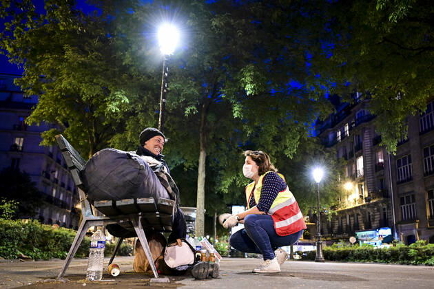 Coronavirus in Frankreich, Malteser verteilen Essen an Bedürftige in Paris Maraude des Benevoles de l Ordre de Malte apres des Sans Domiciles Fixes de Paris afin de leur distribuer un repas et des produits du quotidien NEWS : COVID19 - Paris - 23 04 2020 JBAutissier Panoramic 