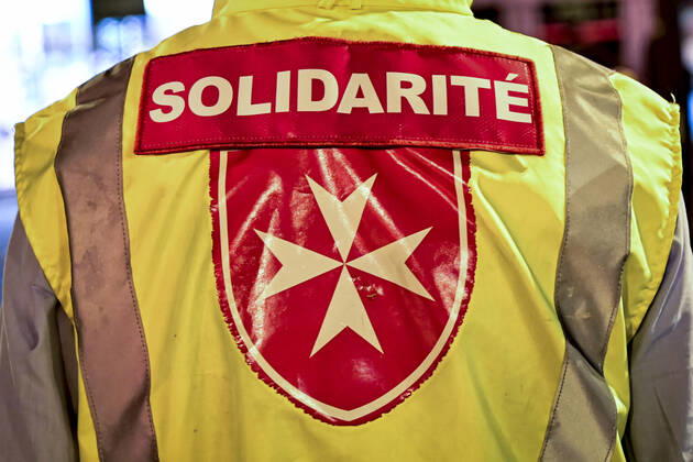 Coronavirus in Frankreich, Malteser verteilen Essen an Bedürftige in Paris Maraude des Benevoles de l Ordre de Malte apres des Sans Domiciles Fixes de Paris afin de leur distribuer un repas et des produits du quotidien NEWS : COVID19 - Paris - 23 04 2020 JBAutissier Panoramic 