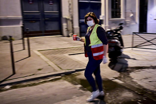 Coronavirus in Frankreich, Malteser verteilen Essen an Bedürftige in Paris Maraude des Benevoles de l Ordre de Malte apres des Sans Domiciles Fixes de Paris afin de leur distribuer un repas et des produits du quotidien NEWS : COVID19 - Paris - 23 04 2020 JBAutissier Panoramic 