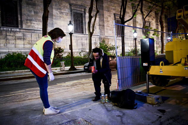 Coronavirus in Frankreich, Malteser verteilen Essen an Bedürftige in Paris Maraude des Benevoles de l Ordre de Malte apres des Sans Domiciles Fixes de Paris afin de leur distribuer un repas et des produits du quotidien NEWS : COVID19 - Paris - 23 04 2020 JBAutissier Panoramic 