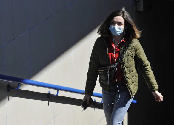 Coronavirus in der Ukraine, Eindrücke aus Kiew April 23, 2020, Kiev, Ukraine: A woman wearing a face mask as a precaution against the spread of coronavirus walks on the street during the lockdown..In Ukraine 7170 laboratory-confirmed cases of COVID-19, of which 187 were fatal, 504 patients recovered. During the day, 578 new cases were recorded reports from the Ministry of Health Ukraine. Kiev Ukraine - ZUMAs197 20200423_zaa_s197_171 Copyright: xSergeixChuzavkovx
