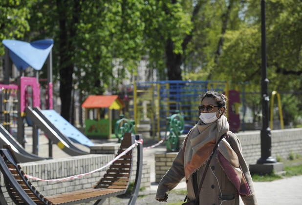 Coronavirus in der Ukraine, Eindrücke aus Kiew April 23, 2020, Kiev, Ukraine: A woman wearing a face mask as a precaution against the spread of coronavirus walks on the street during the lockdown..In Ukraine 7170 laboratory-confirmed cases of COVID-19, of which 187 were fatal, 504 patients recovered. During the day, 578 new cases were recorded reports from the Ministry of Health Ukraine. Kiev Ukraine - ZUMAs197 20200423_zaa_s197_173 Copyright: xSergeixChuzavkovx