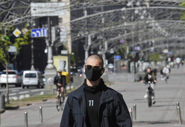 Coronavirus in der Ukraine, Eindrücke aus Kiew April 23, 2020, Kiev, Ukraine: A man wearing a face mask as a precaution against the spread of coronavirus walks on the street during the lockdown..In Ukraine 7170 laboratory-confirmed cases of COVID-19, of which 187 were fatal, 504 patients recovered. During the day, 578 new cases were recorded reports from the Ministry of Health Ukraine. Kiev Ukraine - ZUMAs197 20200423_zaa_s197_174 Copyright: xSergeixChuzavkovx