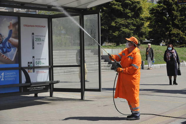 Coronavirus in der Ukraine, Eindrücke aus Kiew April 23, 2020, Kiev, Ukraine: A communal worker disinfects public transport stops as a preventive measure against the spread of COVID-19 coronavirus..In Ukraine 7170 laboratory-confirmed cases of COVID-19, of which 187 were fatal, 504 patients recovered. During the day, 578 new cases were recorded reports from the Ministry of Health Ukraine. Kiev Ukraine - ZUMAs197 20200423_zaa_s197_168 Copyright: xSergeixChuzavkovx